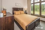 Guest bedroom with Queen bed
